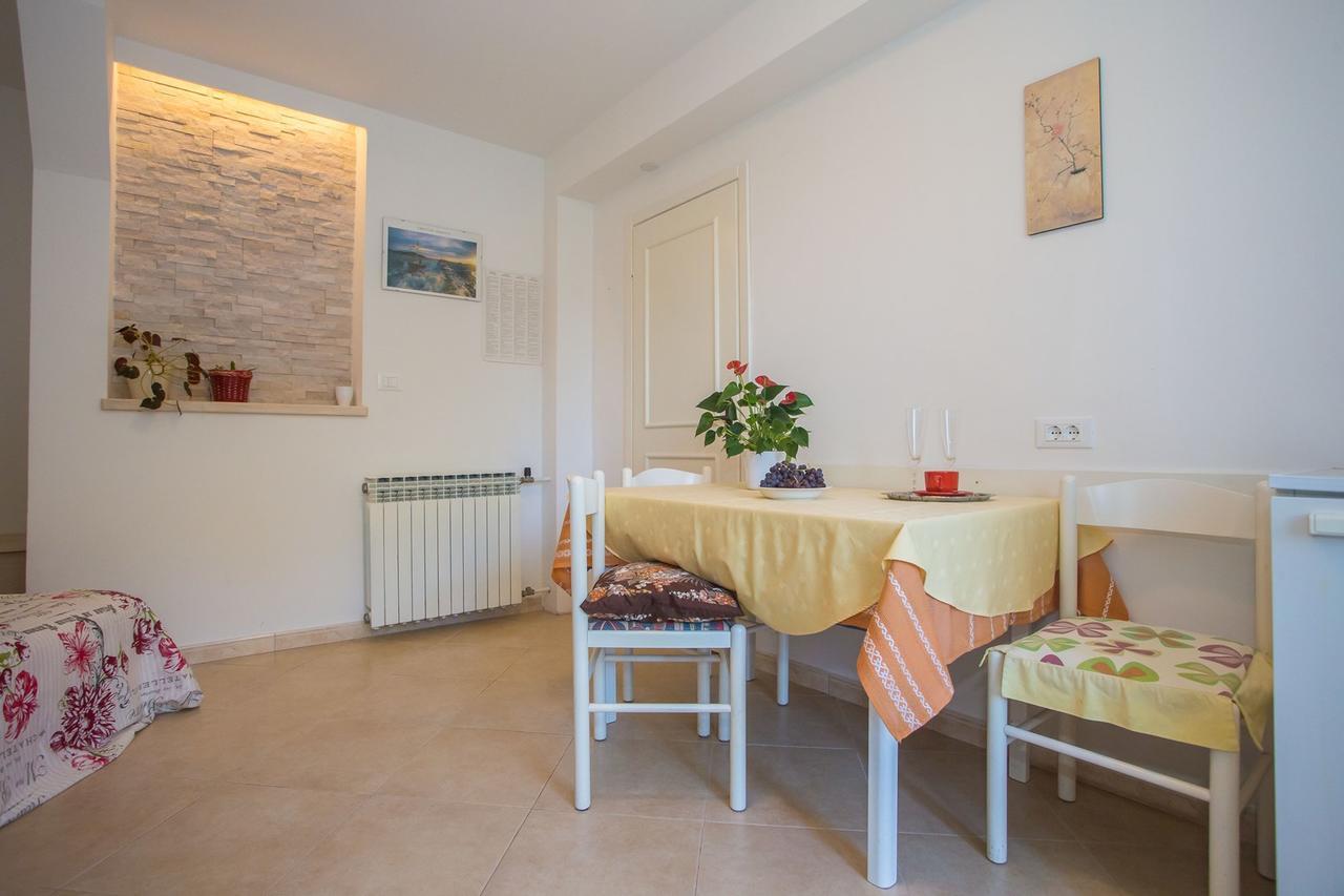 App. Fiorela Hotel Porec Exterior photo